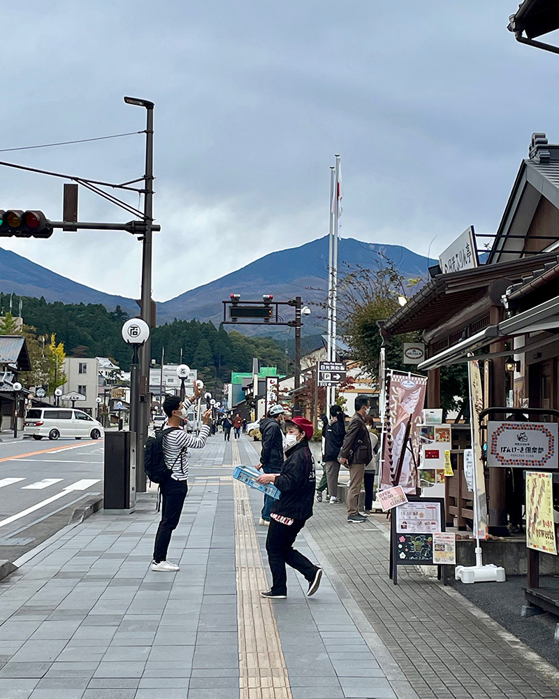 観光客でにぎわう通りの写真
