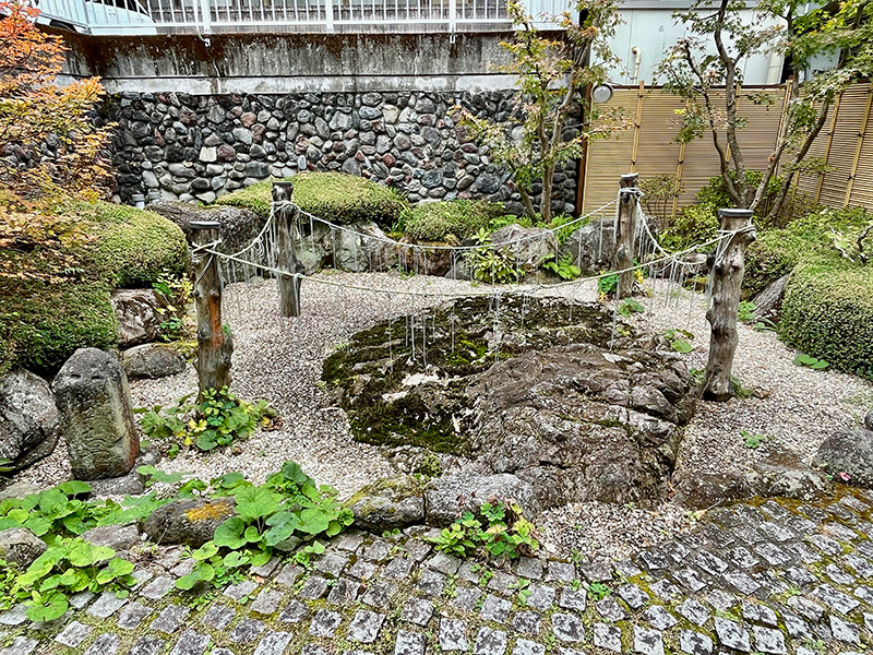 鉢石がひっそりとあった写真