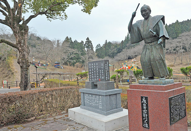 吉四六。そのモデルとされている廣田吉右衛門の像の写真